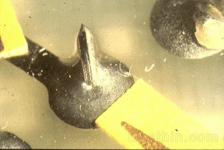 The deteriorated flux causes the solder to be unable to wet the surface of the lead wire The deteriorated flux causes the solder to be unable to wet the surface of the lead wire