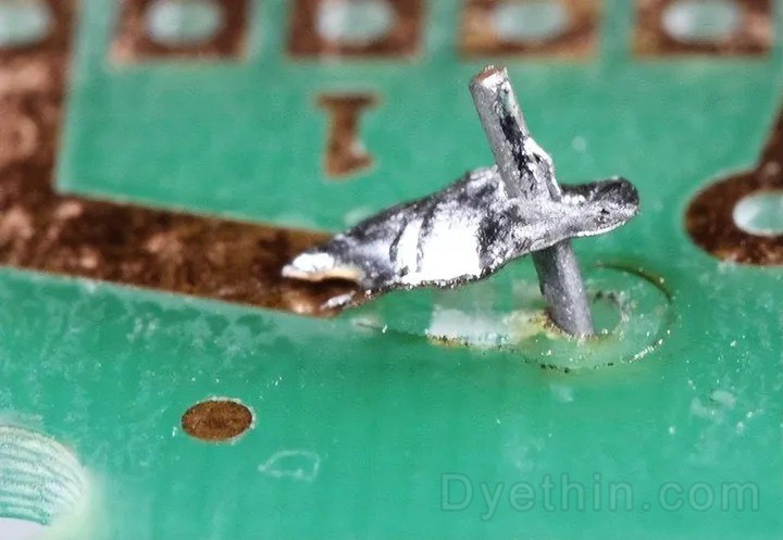 What are the causes of PCB soldering defects?
