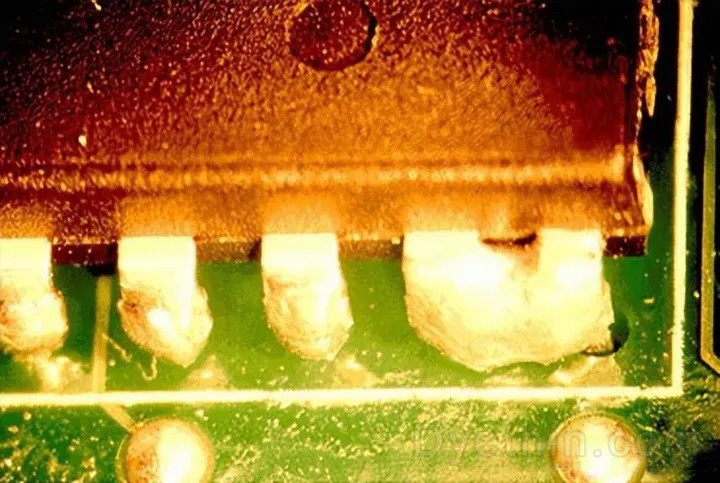 Rare solder short circuit on the top of printed board Rare solder short circuit on the top of printed board