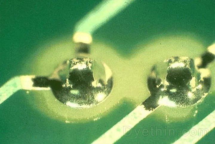 The corners of the pins are not wetted The corners of the pins are not wetted