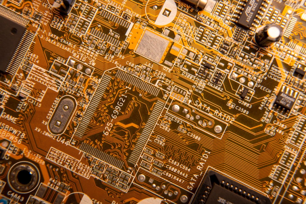 microprocessor-vs-integrated-circuit-pcb-traces.jpg microprocessor-vs-integrated-circuit-pcb-traces